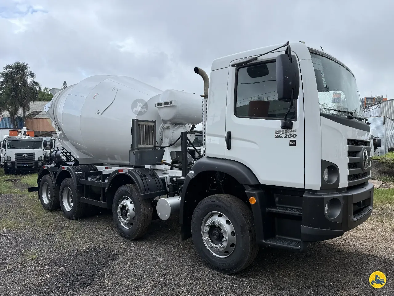 Caminhão betoneira 6x4 disponível para locação mensal