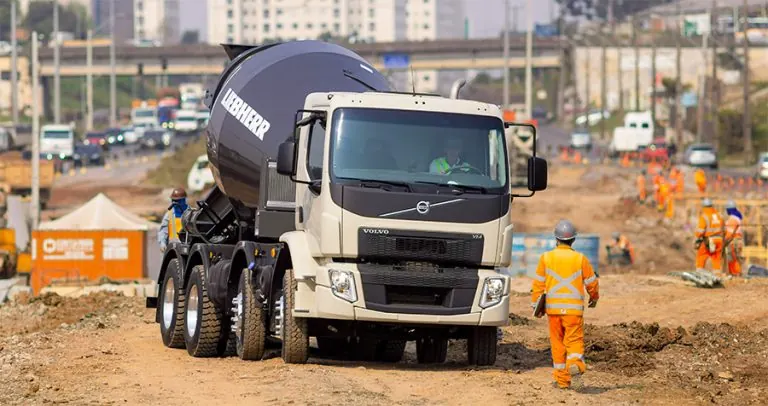 Caminhão betoneira em canteiro de obras para aluguel mensal