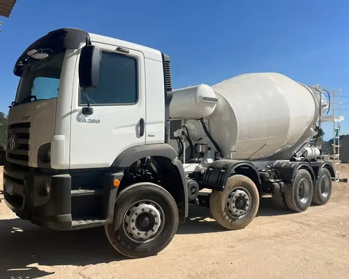 Caminhão betoneira 6x4 em pátio pronto para locação