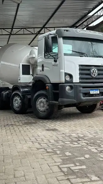 Caminhão betoneira em galpão para contrato mensal